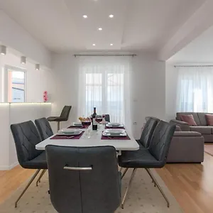 Nicol Apartment